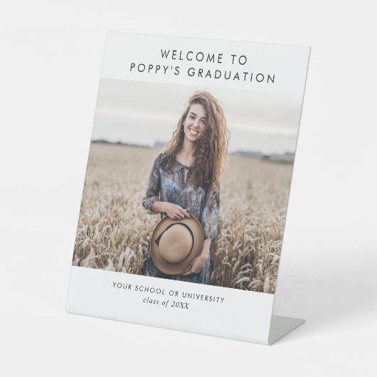 Chic Typografy Foto Graduation Party Willkommen Sockelschild (Vorderseite)