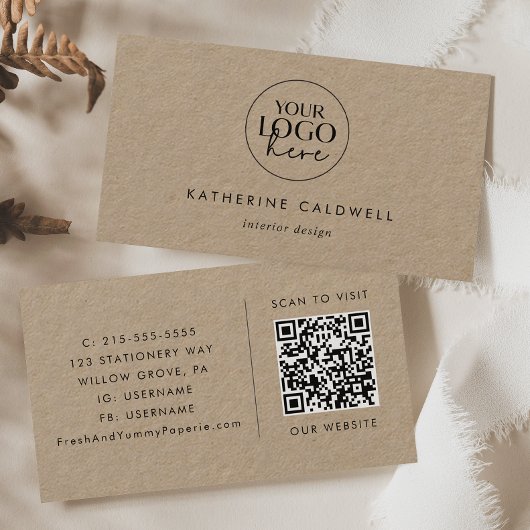 Chic Typografy Kraft Paper Logo und QR Code Visitenkarte