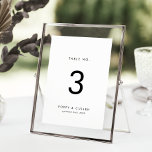 Chic Typografy Tischnummer<br><div class="desc">Diese schicke Typografie-Tischnummer ist perfekt für eine moderne Hochzeit. Das einfache Design zeichnet sich durch klassisch minimalistische schwarz-weiße Typografie mit einem rustikalen Bohustempfinden aus. Anpassbar in jeder Farbe. Behalt das Design minimal und elegant, wie es ist, oder personalisiere es durch Hinzufügen von eigenen Grafiken und Kunstwerken. Die Karte druckt auf...</div>