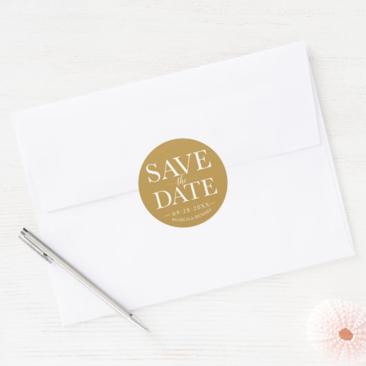 Chic Typografy Wedding Save the Date Gold Runder Aufkleber (Umschlag)