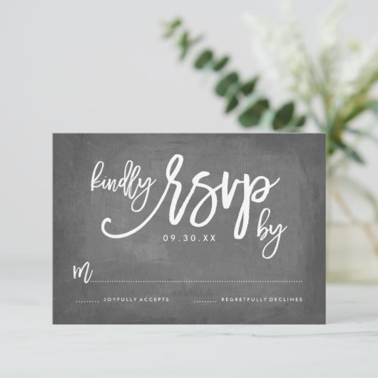 Chic Typography Chalkboard Wedding RSVP Karte (Stehend Vorderseite)