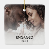Chic Unser erstes Verlobtes Foto zu Weihnachten Keramikornament (Rückseite)