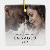 Chic Unser erstes Verlobtes Foto zu Weihnachten Keramikornament (Vorderseite)