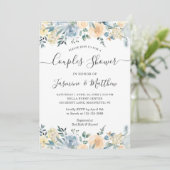 Chic Vanilla Blue Floral Wedding Couples Dusche Einladung (Stehend Vorderseite)