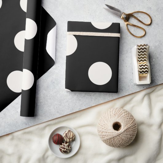 Chic Vanilla Polka Dots Pattern auf Schwarze Hochz Geschenkpapier (Kunsthandwerk)