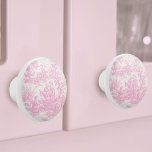 Chic Vintages Baby Pink Toile de jouded Keramikknauf<br><div class="desc">Vintages Baby pink de jouy gedruckte Keramik Knob. Dieses toile de jouy Vintage Keramik Knob wird durch die exquisiten Entwürfe der französischen Landschaftsszenen inspiriert. Diese ausgeklügelten Toile-Drucke sind im Augenblick ein Alltagswut, wunderschöne Designs, die jedem Accessoire der Wohngestaltung natürliche Schönheit verleihen. Diese Designs verbinden traditionellen Charme und zeitgenössischen Stil. Sie...</div>