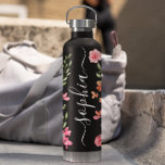 Chic Watercolor Blumenschrift Personalisiert Trinkflasche<br><div class="desc">Leckerei selbst oder eine besondere Person mit unserem Chic Watercolor Floral Designer Personalisiert Black Water Flasche! Diese stilvolle und praktische Flasche ist ideal für den Alltag. Mit einem wunderschönen Blumendesign von Lorena Depante in Aquarelltönen, fügt es Ihrer Hydratationsroutine eine Touch Eleganz hinzu. Personalisieren Sie es mit Ihrem Namen oder einer...</div>
