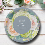 Chic Watercolor Florals Dusty Blue Wedding Pappteller<br><div class="desc">Schöne Aquarell-Hydrangeas,  Rosa und Creme-Rose,  Gänseblüten,  kleine Blüten und Blätter auf staubblauen,  personalisieren Sie diese Teller für Ihre Hochzeit,  Brautparty,  Verlobung Party,  mit Ihren Details in schicken weißen Schriften. PASSENDE Artikel in unserem Geschäft.</div>