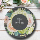 Chic Watercolor Florals Wedding Pappteller<br><div class="desc">Schöne Aquarelltöne aus weißen und grünen Hydrangeas mit rosa und cremefarbenen Rose,  Gänseblüten,  kleinen Blüten und Blätter,  schaffen diese Teller für Ihre Hochzeit,  Brautparty,  Verlobung Party,  mit Ihren Details in schicken weißen Buchstaben auf einem dunklen Hintergrund. PASSENDE Artikel in unserem Geschäft.</div>