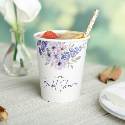 Chic Watercolor Lila Blume Script-Brautparty Pappbecher (In Situ)