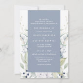 Chic White and Dusty Blue Floral Wedding Einladung (Vorderseite)