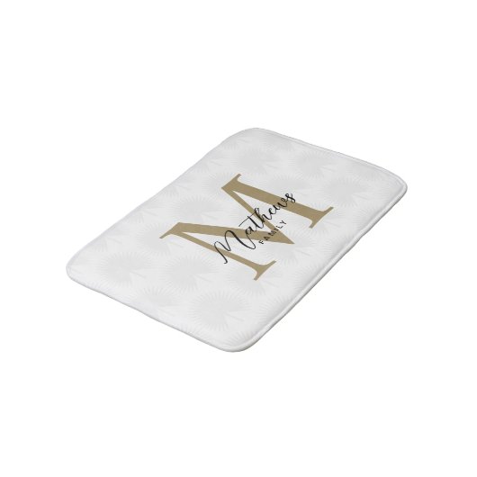 Chic White and Gold Anahaw Leaf Script Monogram Badematte (Schrägansicht)