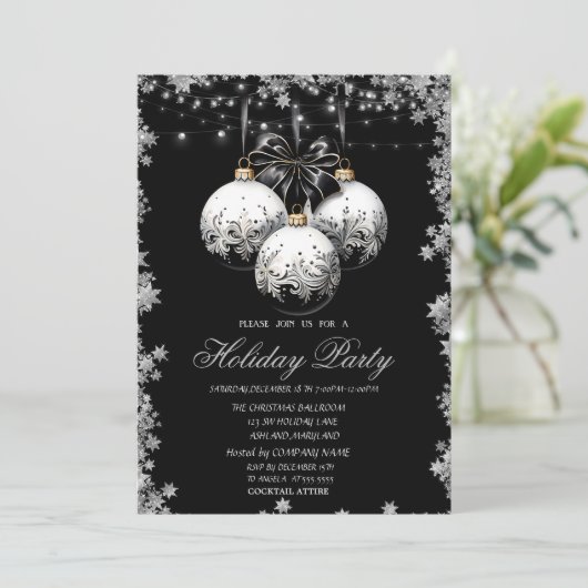 Chic White Black Christmas Balls Stars Holiday Einladung (Stehend Vorderseite)