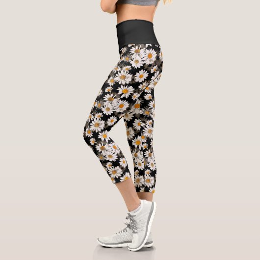 Chic White Daisies auf Schwarz-Flora-Muster Capri Leggings (Links)