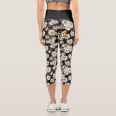 Chic White Daisies auf Schwarz-Flora-Muster Capri Leggings (Rückseite)
