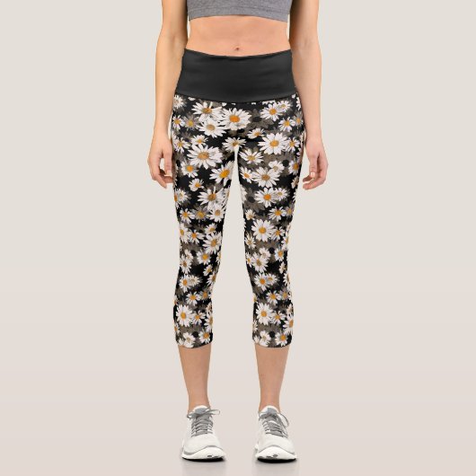 Chic White Daisies auf Schwarz-Flora-Muster Capri Leggings (Vorderseite)