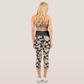 Chic White Daisies auf Schwarz-Flora-Muster Capri Leggings (Rückseite)
