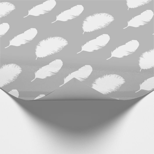 Chic White Feathers Geschenkpapier (Ecke)