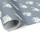 Chic White Floral Pattern Dusty Blue Geschenkpapier (Rolleneckpunkt)