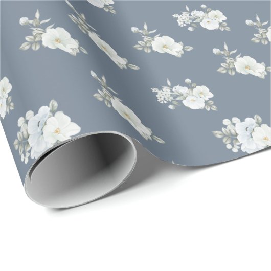 Chic White Floral Pattern Dusty Blue Geschenkpapier (Rolleneckpunkt)