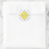 Chic White Gray Quatrefolie Gelber Mit Monogramm N Runder Aufkleber (Tasche)
