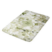 Chic White Hydrangea Sage Green Monogram Bath Mat Badematte (Schrägansicht)