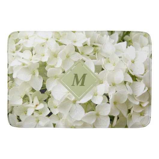 Chic White Hydrangea Sage Green Monogram Bath Mat Badematte (Vorderseite)