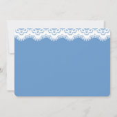 Chic White Lace und Dusty Blue Wedding Einladung (Rückseite)