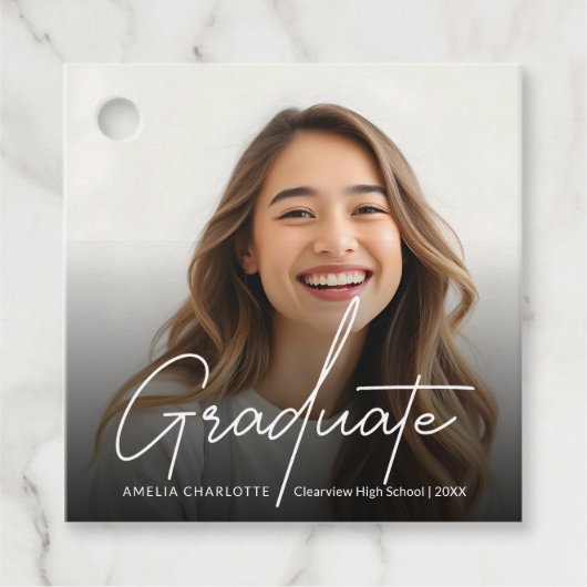 Chic White Script Graduate Foto Geschenkanhänger (Vorderseite)