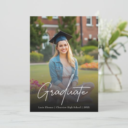 Chic White Script High School Uni-Abschluß Einladung (Stehend Vorderseite)