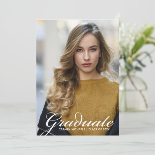 Chic White Script Overlay Graduate Foto Ankündigung (Stehend Vorderseite)