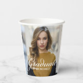 Chic White Script Overlay Graduate Foto Party Pappbecher (Rückseite)
