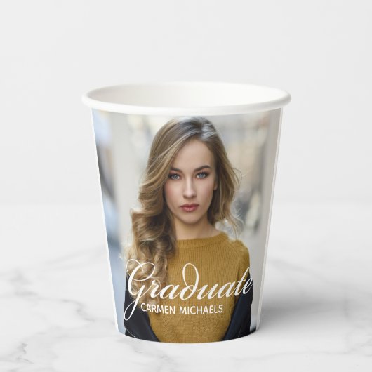 Chic White Script Overlay Graduate Foto Party Pappbecher (Rückseite)