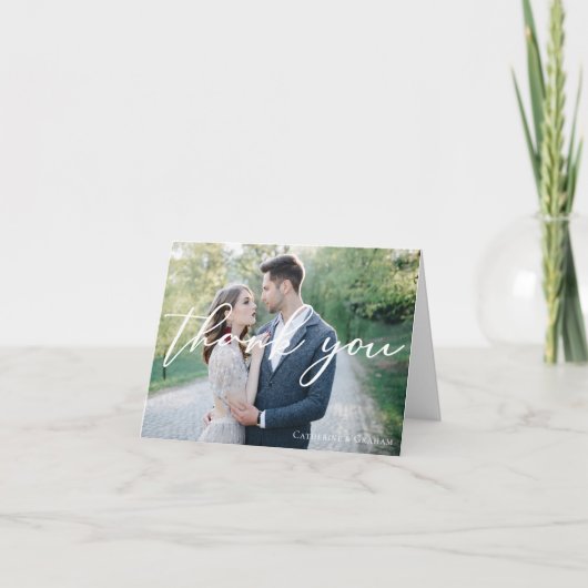 Chic White Script Overlay Wedding Foto Vielen Dank Dankeskarte (Vorderseite)