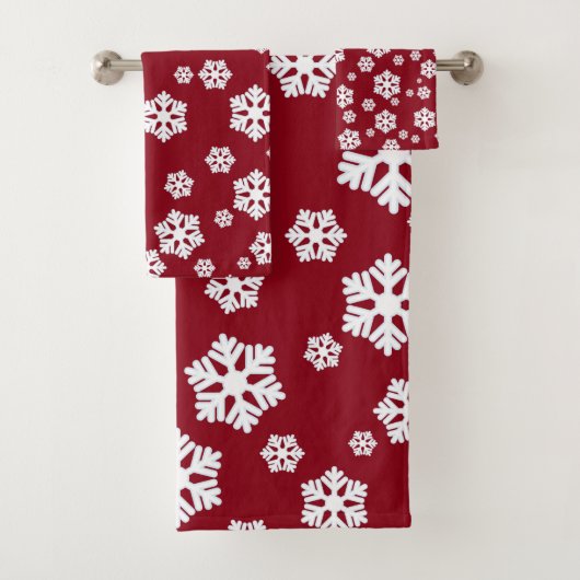 Chic White Snowflakes Nordic Pattern auf Dunkelrot Badhandtuch Set (Insitu)