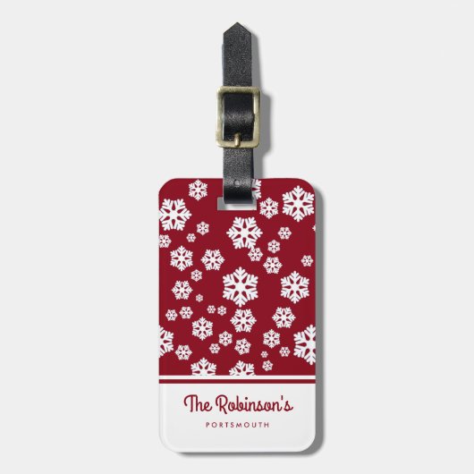 Chic White Snowflakes Nordic Pattern auf Dunkelrot Gepäckanhänger (Vorderseite vertikal)