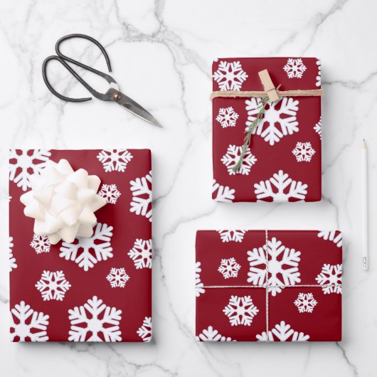 Chic White Snowflakes Nordic Pattern auf Dunkelrot Geschenkpapier Set (Vorderseite)