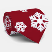 Chic White Snowflakes Nordic Pattern auf Dunkelrot Krawatte (Gerollt)
