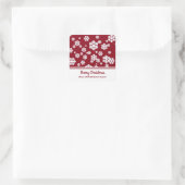 Chic White Snowflakes Nordic Pattern auf Dunkelrot Quadratischer Aufkleber (Tasche)