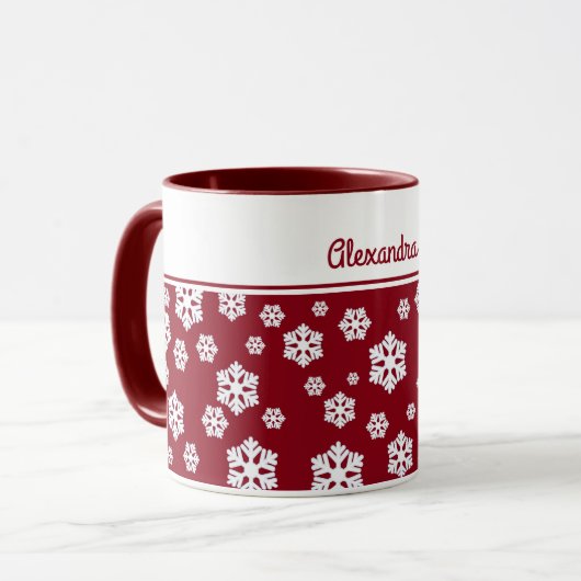 Chic White Snowflakes Nordic Pattern auf Dunkelrot Tasse (Vorderseite Links)