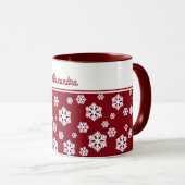 Chic White Snowflakes Nordic Pattern auf Dunkelrot Tasse (VorderseiteRechts)