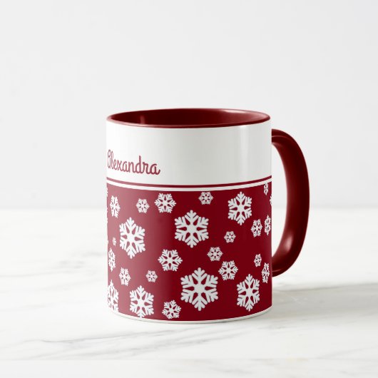 Chic White Snowflakes Nordic Pattern auf Dunkelrot Tasse (VorderseiteRechts)