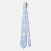 Chic White Snowflakes Nordic Pattern auf Icy Blue Krawatte (Vorderseite)