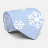 Chic White Snowflakes Nordic Pattern auf Icy Blue Krawatte (Gerollt)