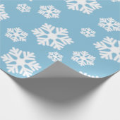 Chic White Snowflakes Nordic Pattern on Ice Blue Geschenkpapier (Ecke)