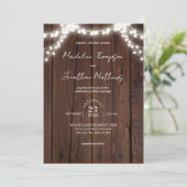 Chic Wood String Lights Foto Wedding QR Code UAwg Einladung (Stehend Vorderseite)