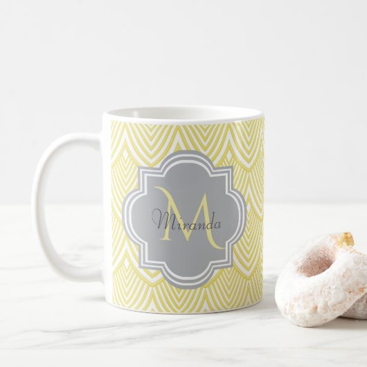 Chic Yellow Art Deco Scallops Grau Monogramm Name Kaffeetasse (Mit Donut)