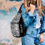 Chic Zebra Print Crossbody Bag<br><div class="desc">Auf der Vorderseite dieses Tragetüts mit dem Namen auf der Seite ist ein schwarz-weißes Zebramuster aufgedruckt. Schaffen Sie sich selbst oder geben Sie als Geschenk.</div>