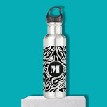 Chic Zebra Print Monogram Edelstahlflasche<br><div class="desc">Eine stilvolle Wasserflasche mit einem Zebrastreifen-Muster,  das mit Ihrem schicken ersten Monogramm betont wird. Schaffen Sie sich selbst oder geben Sie als Geschenk. PASSENDE Artikel in unserem Geschäft.</div>