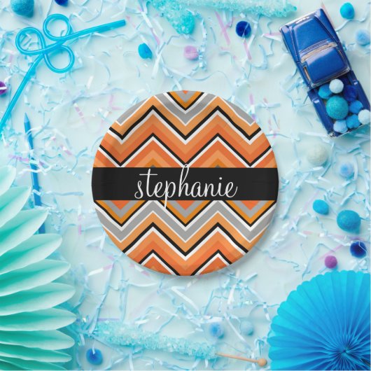 Chic Zickzack Muster Schwarz Grau Orange mit Name Pappteller (Party)